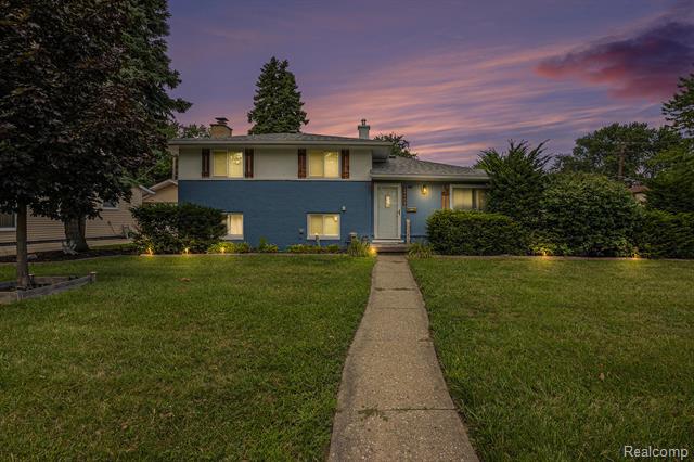 front view picture of 39408 Parklawn Dr, Sterling Heights, MI. 48313