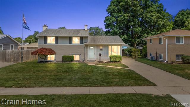 front view picture of 39648 Parklawn Dr, Sterling Heights, MI. 48313