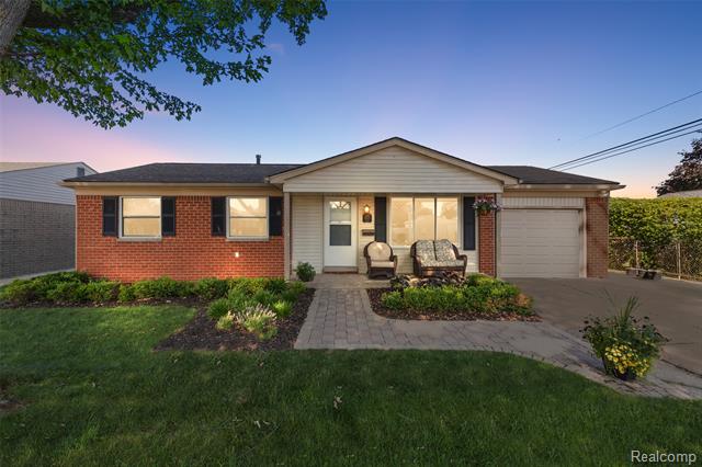 front view picture of 39177 Roslyn Dr, Sterling Heights, MI. 48313