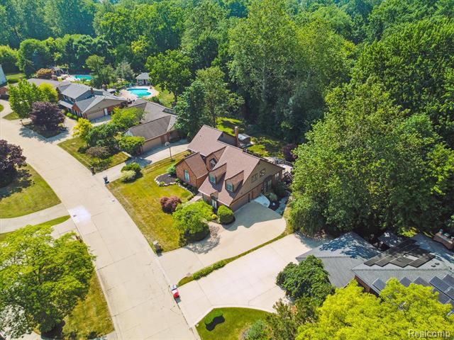 front view picture of 38906 Santa Barbara, Clinton Township, MI. 48036
