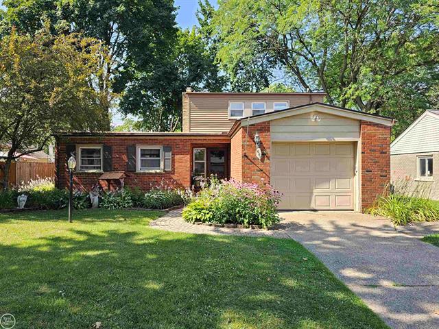 front view picture of 681 N Esplanade St, Mount Clemens, MI. 48043