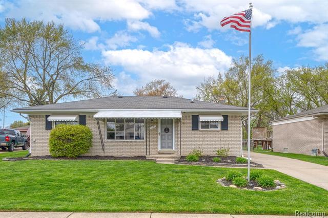 front view picture of 40137 Walter Dr, Sterling Heights, MI. 48310