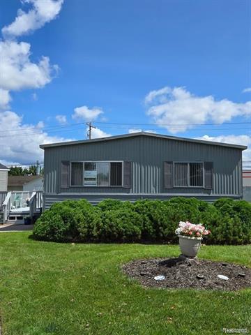 front view picture of 40114 N Tothill Cir, Sterling Heights, MI. 48310