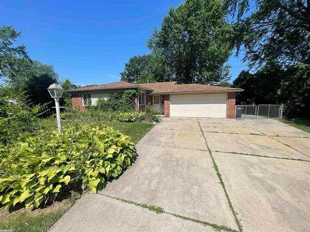front view picture of 11261 Alwardt Dr, Sterling Heights, MI. 48313