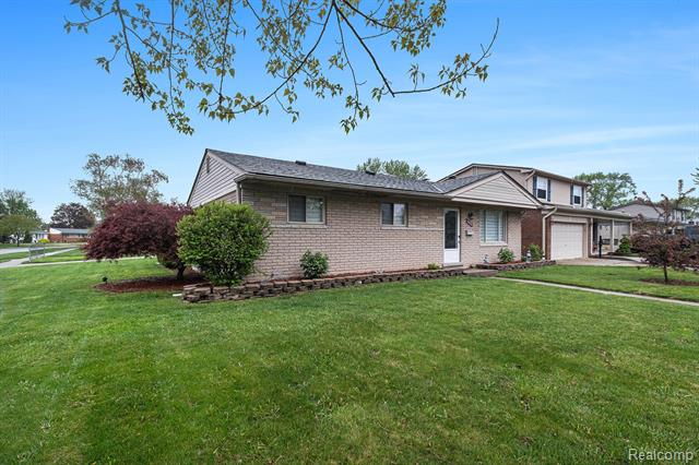 front view picture of 8601 Independence Dr, Sterling Heights, MI. 48313