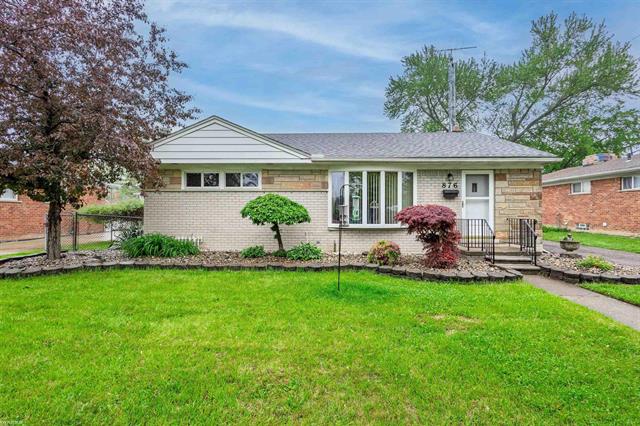 front view picture of 876 Crest St, Mount Clemens, MI. 48043
