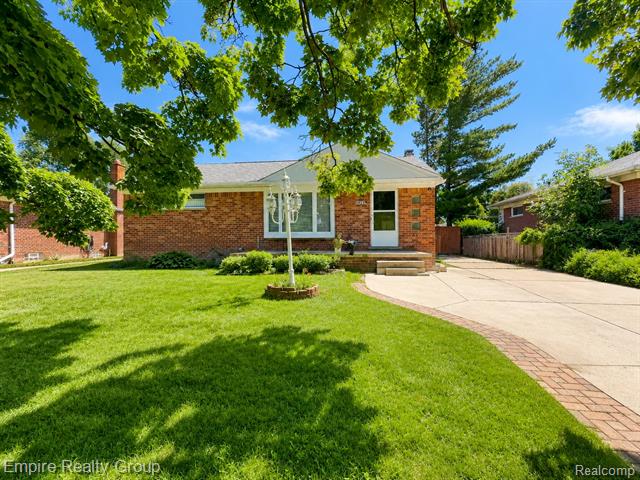 front view picture of 905 N Esplanade St, Mount Clemens, MI. 48043