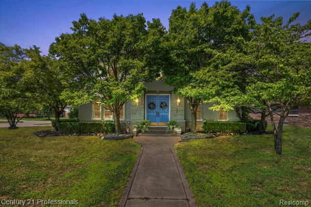 front view picture of 40205 Ashland Dr, Sterling Heights, MI. 48313