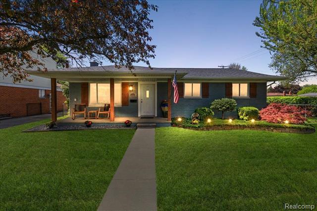 front view picture of 40459 Hamilton Dr, Sterling Heights, MI. 48313