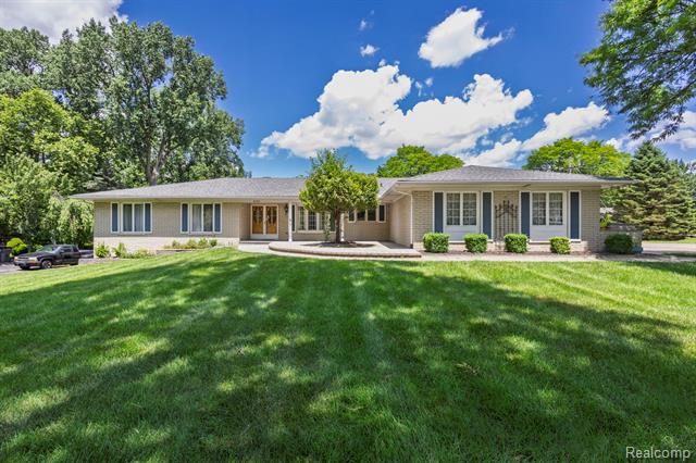 front view picture of 20065 Riverhill, Clinton Township, MI. 48036