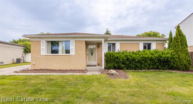 front view picture of 40026 Kristen Dr, Sterling Heights, MI. 48310