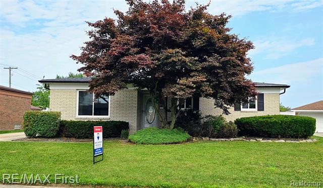 front view picture of 40034 Kristen Dr, Sterling Heights, MI. 48310