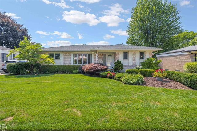 front view picture of 40203 Spitz Dr, Sterling Heights, MI. 48313