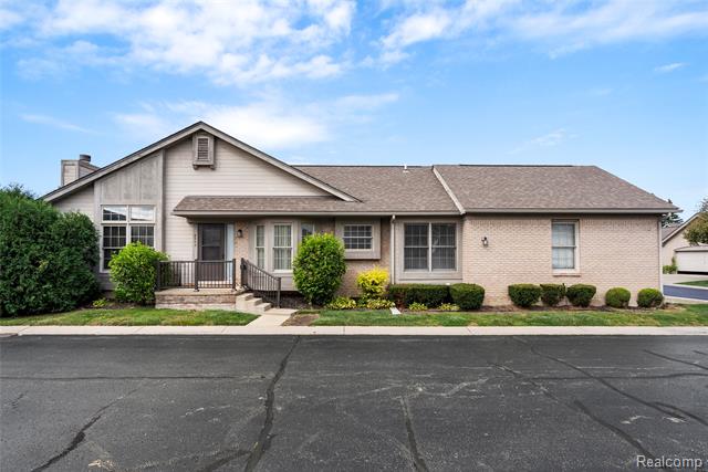 front view picture of 2503 Westmont Cir, Sterling Heights, MI. 48310