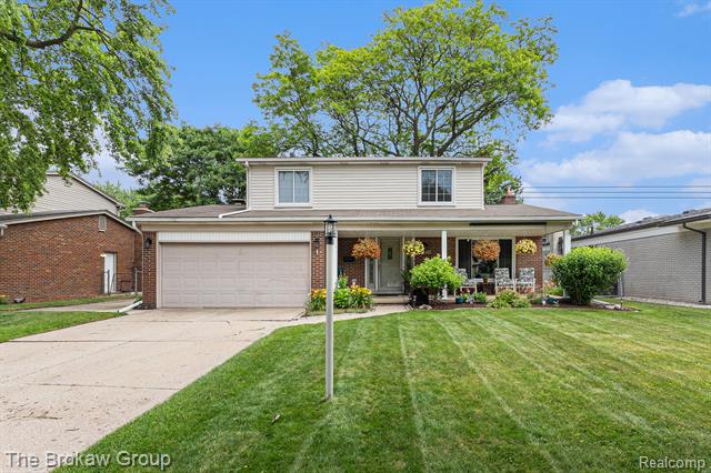 front view picture of 40456 Meade Point Dr, Sterling Heights, MI. 48313