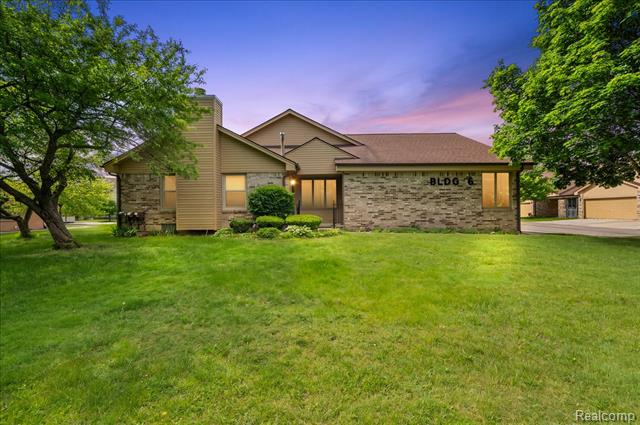 front view picture of 2303 Heritage Pointe Dr, Sterling Heights, MI. 48314