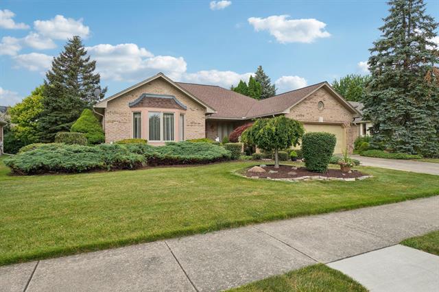front view picture of 41599 Red Oak Dr, Sterling Heights, MI. 48314
