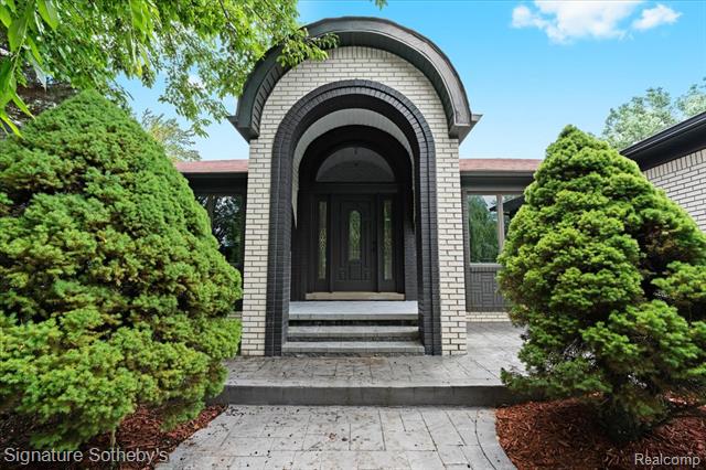 front view picture of 40526 Woodside, Clinton Township, MI. 48038