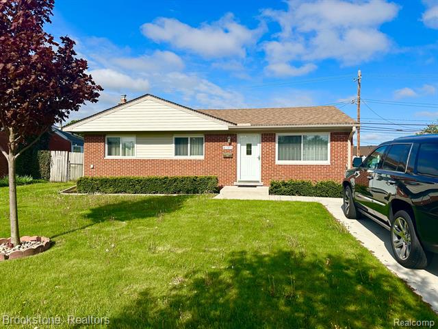 front view picture of 41371 Hamilton Dr, Sterling Heights, MI. 48313