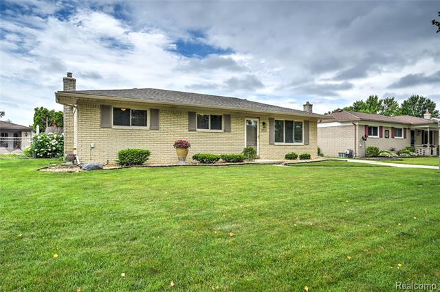 front view picture of 14320 Hillsdale Dr, Sterling Heights, MI. 48313