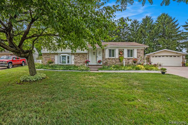 front view picture of 19202 Edward Ct, Clinton Township, MI. 48038