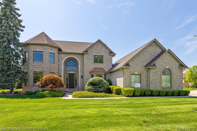 front view picture of 40387 E Emerald Ln, Clinton Township, MI. 48038