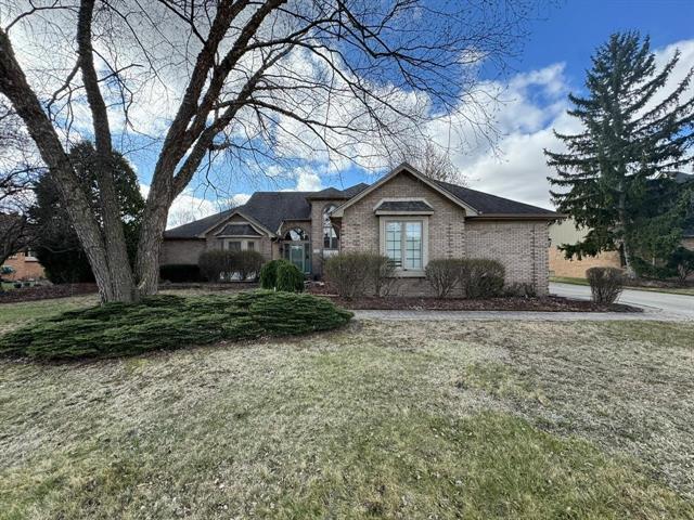 front view picture of 2060 Roseann Dr, Sterling Heights, MI. 48314