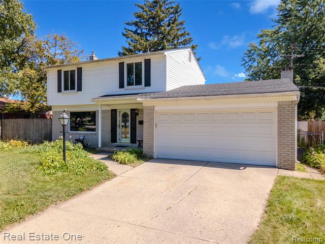 front view picture of 41744 Mae-Wood Dr, Sterling Heights, MI. 48313