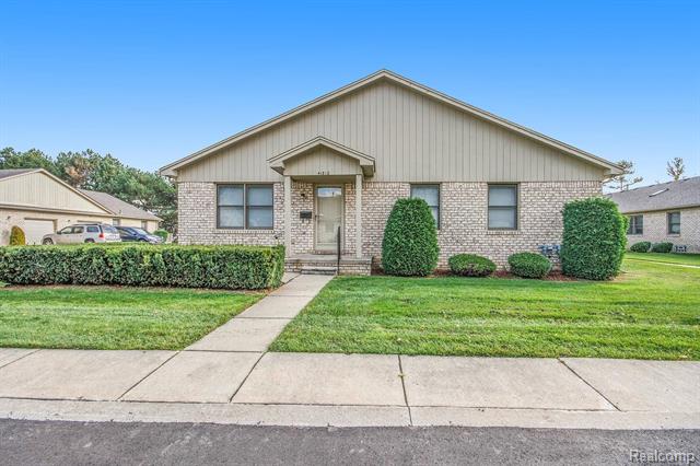 front view picture of 41812 King Edward Ct, Clinton Township, MI. 48038