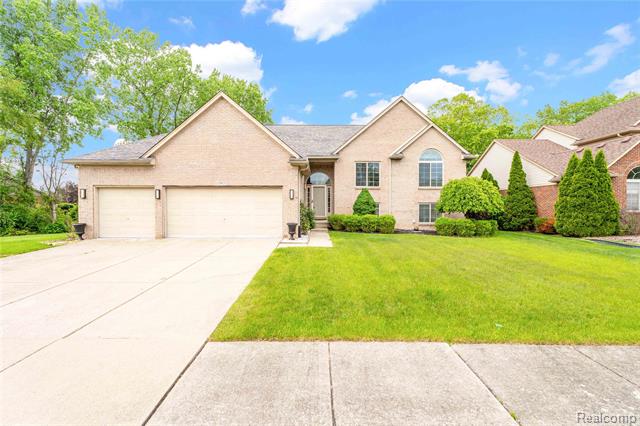 front view picture of 19821 Woodview Dr, Clinton Township, MI. 48038