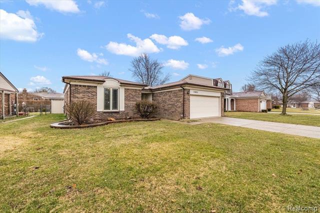 front view picture of 13851 Biscayne Dr, Sterling Heights, MI. 48313