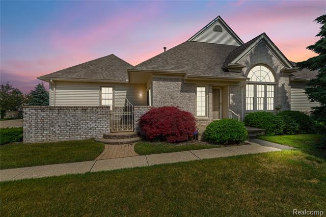 front view picture of 13460 Wyndemere Cir, Sterling Heights, MI. 48313