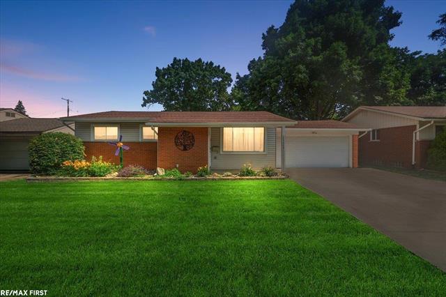 front view picture of 11449 Crown Dr, Sterling Heights, MI. 48314
