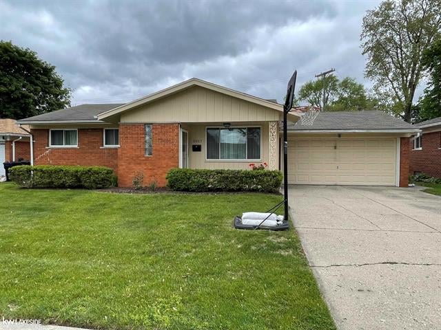 front view picture of 11527 Crown Dr, Sterling Heights, MI. 48314