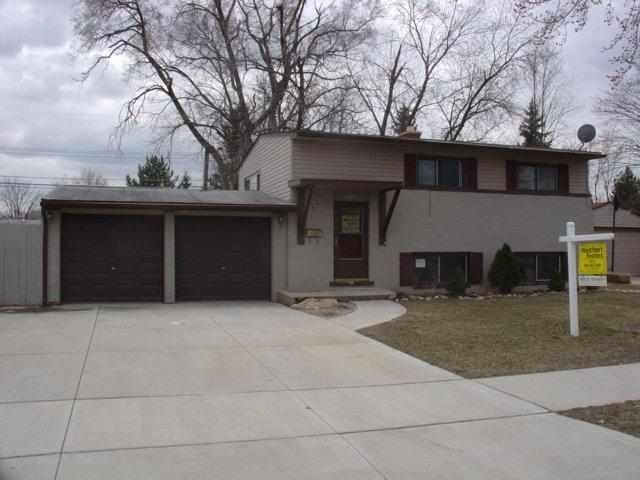 front view picture of 11816 Chattman Dr, Sterling Heights, MI. 48313