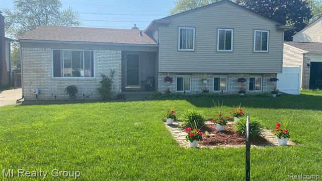front view picture of 43339 Cambridge Dr, Sterling Heights, MI. 48313