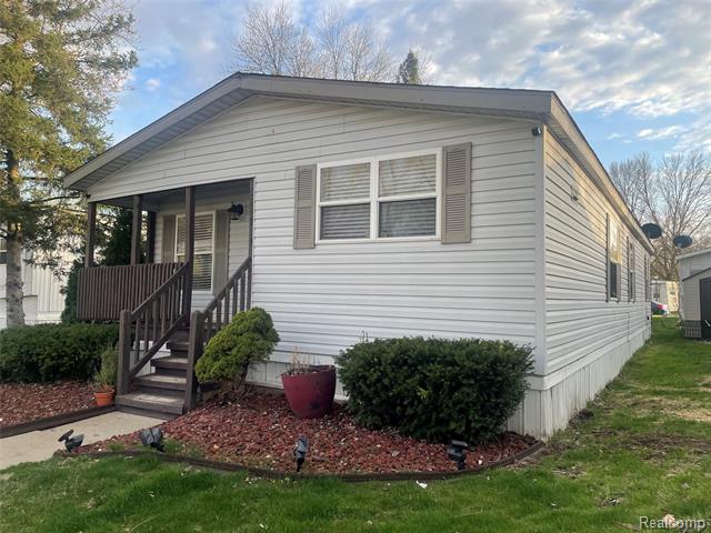 front view picture of 43251 Bonaparte Ave, Sterling Heights, MI. 48314