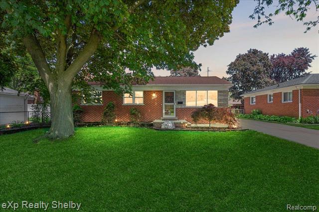 front view picture of 8929 Headley Dr, Sterling Heights, MI. 48314