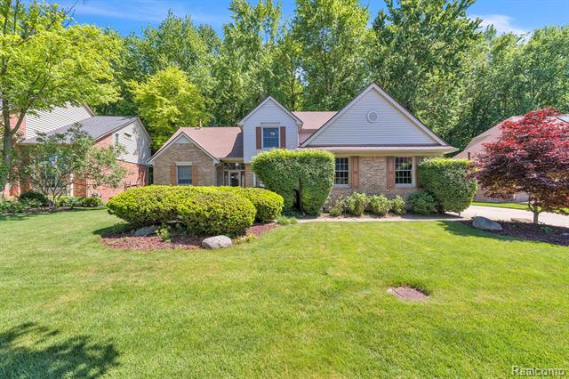 front view picture of 43746 Via Antonio Dr, Sterling Heights, MI. 48314