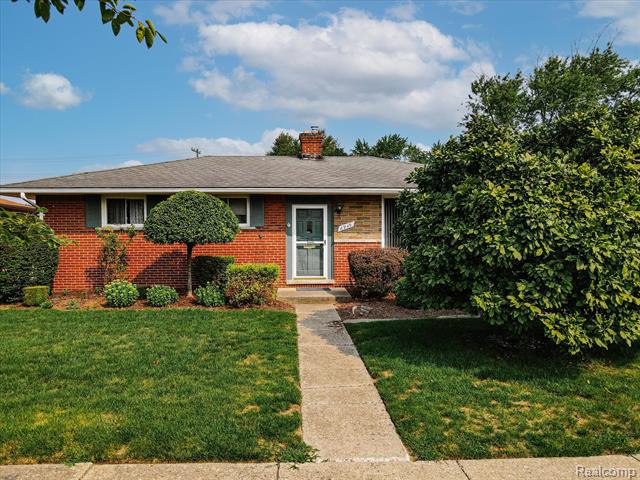front view picture of 8949 Shannon Dr, Sterling Heights, MI. 48314