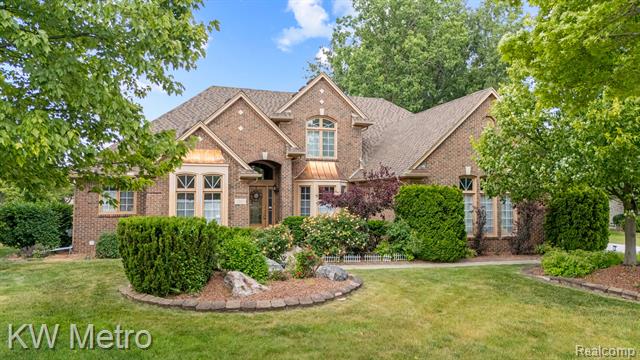 front view picture of 3953 Lake Forest Dr, Sterling Heights, MI. 48314