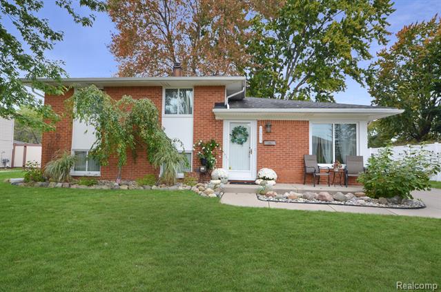 front view picture of 43475 Deborah Dr, Sterling Heights, MI. 48313
