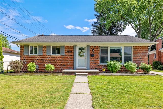 front view picture of 9086 Shannon Dr, Sterling Heights, MI. 48314
