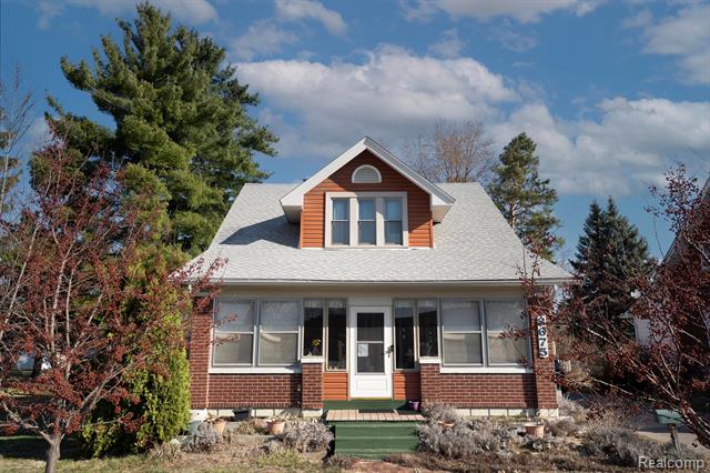front view picture of 8675 Canal Rd, Sterling Heights, MI. 48314