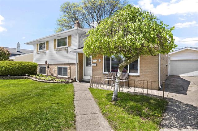 front view picture of 8607 Leslie Dr, Sterling Heights, MI. 48314