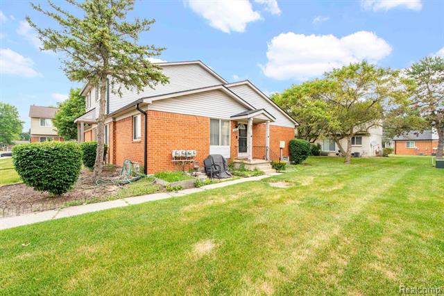 front view picture of 2220 Orchard Crest St, Utica, MI. 48317