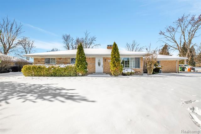 front view picture of 46765 Schoenherr Rd, Utica, MI. 48315