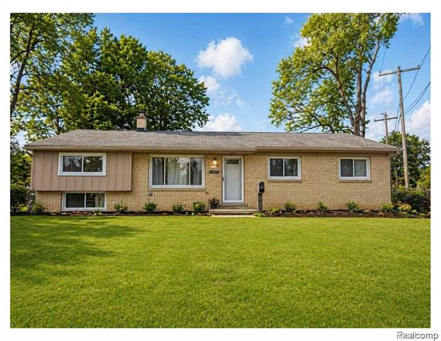 front view picture of 11360 Deno Dr, Sterling Heights, MI. 48314