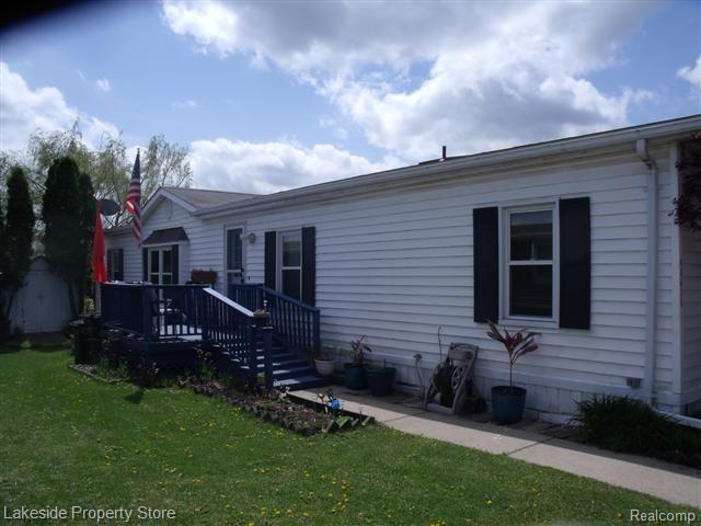 front view picture of 48606 E Lakeview Cir, Utica, MI. 48317