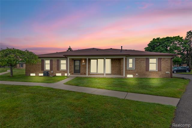 front view picture of 15021 Victoria Ct, Utica, MI. 48315